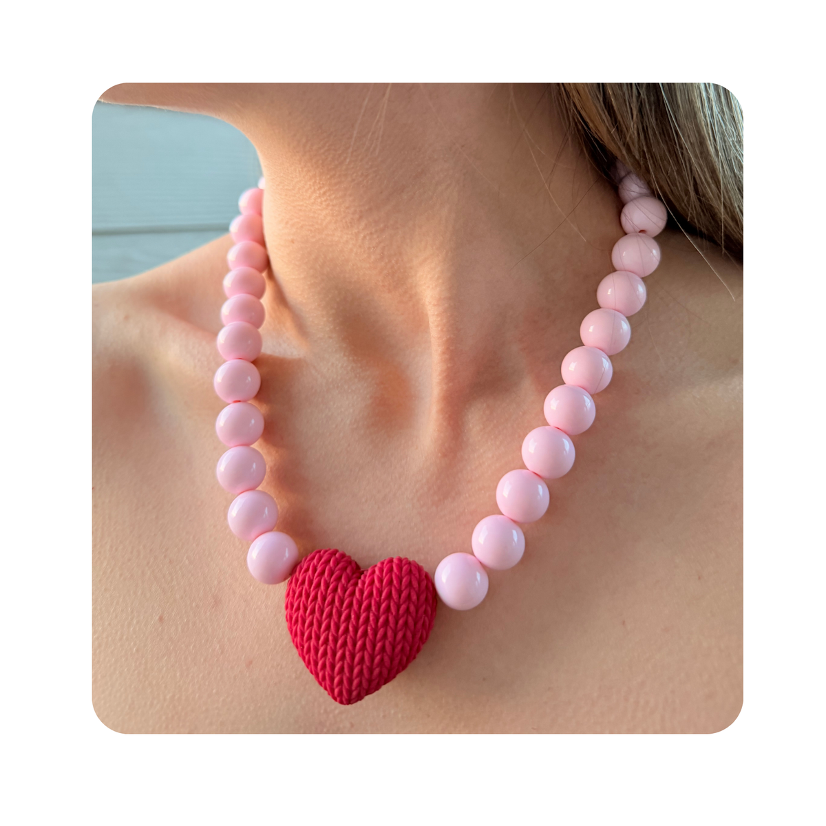 Collar Perla Chicle Rosado con Dije Corazón Magenta | Vana Chic