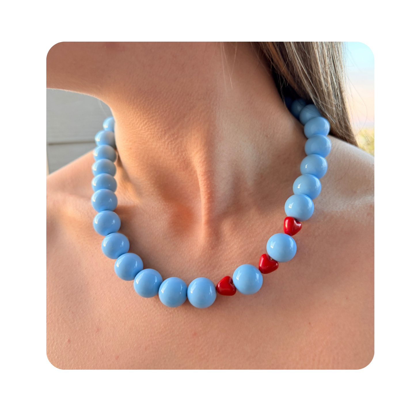 Collar Perla Chicle Celeste con Corazones Rojos | Vana Chic