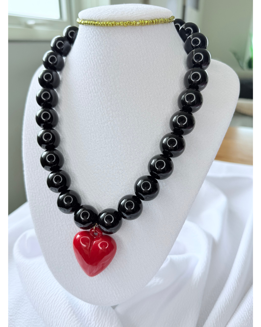 Collar Perlas Negro con corazón rrojo