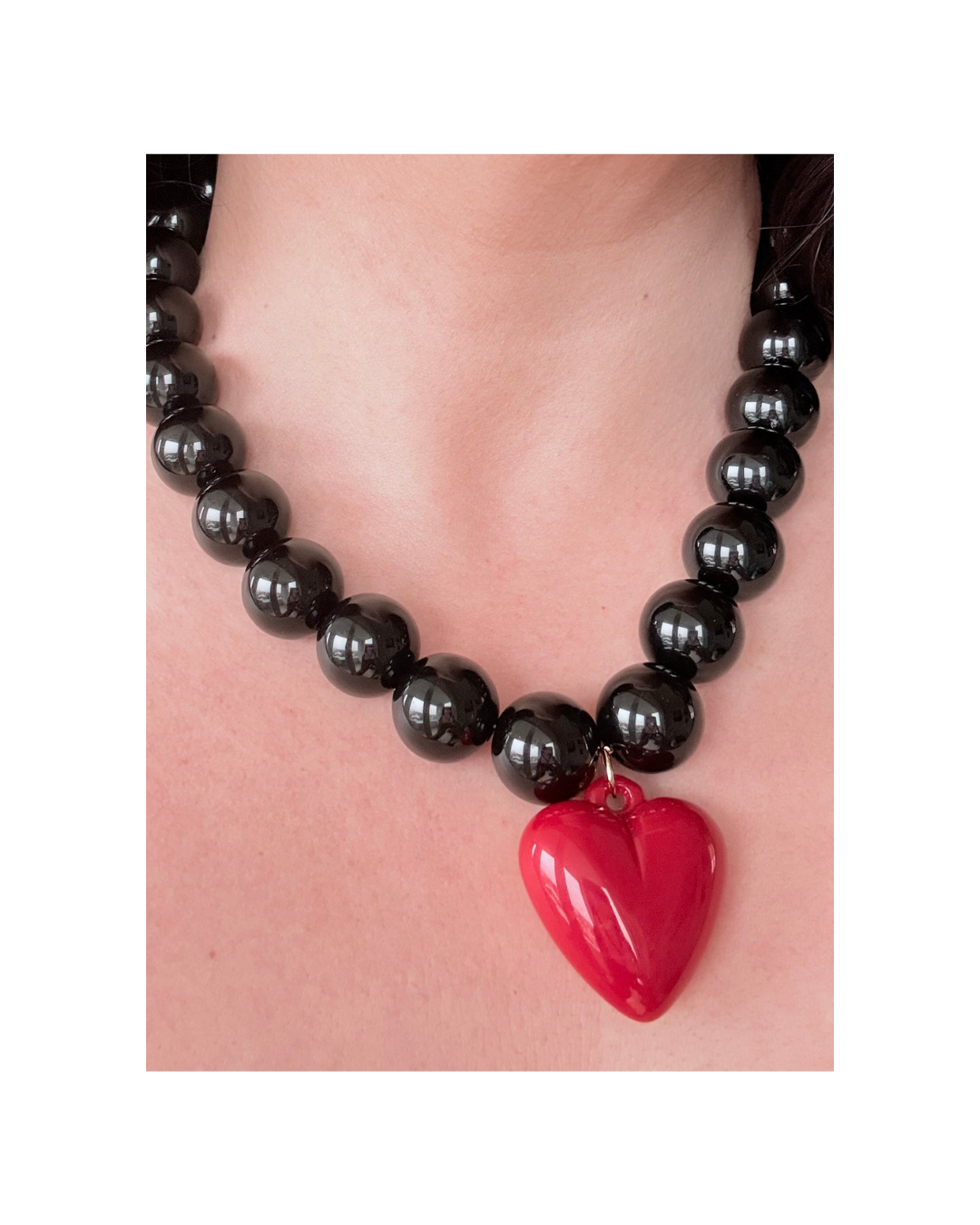 Collar Perlas Negro con corazón rrojo