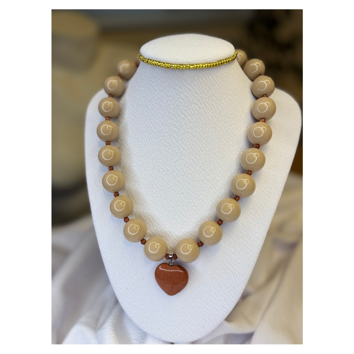 Collar Perla Chicle Beige con Dije Corazón piedra Sol