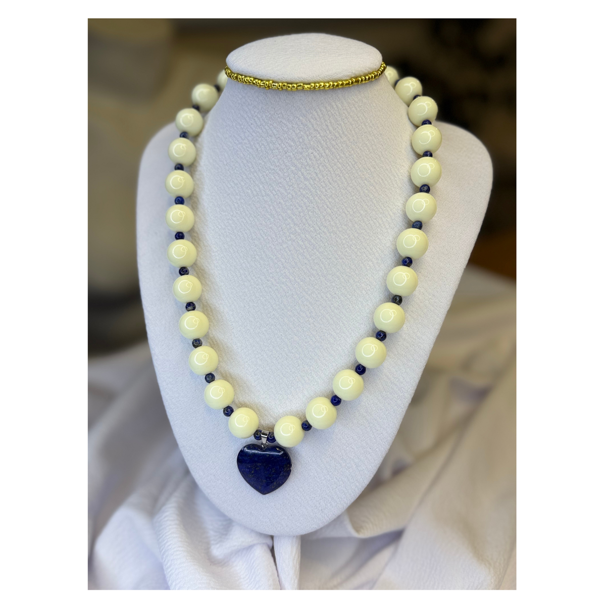 Collar de perla Chicle con dije Corazón en Lapislazuli