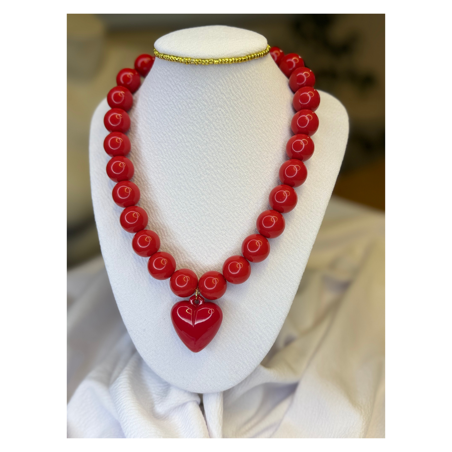 Collar de Perlas Acrílicas y dije corazón color rojo | Vana Chic
