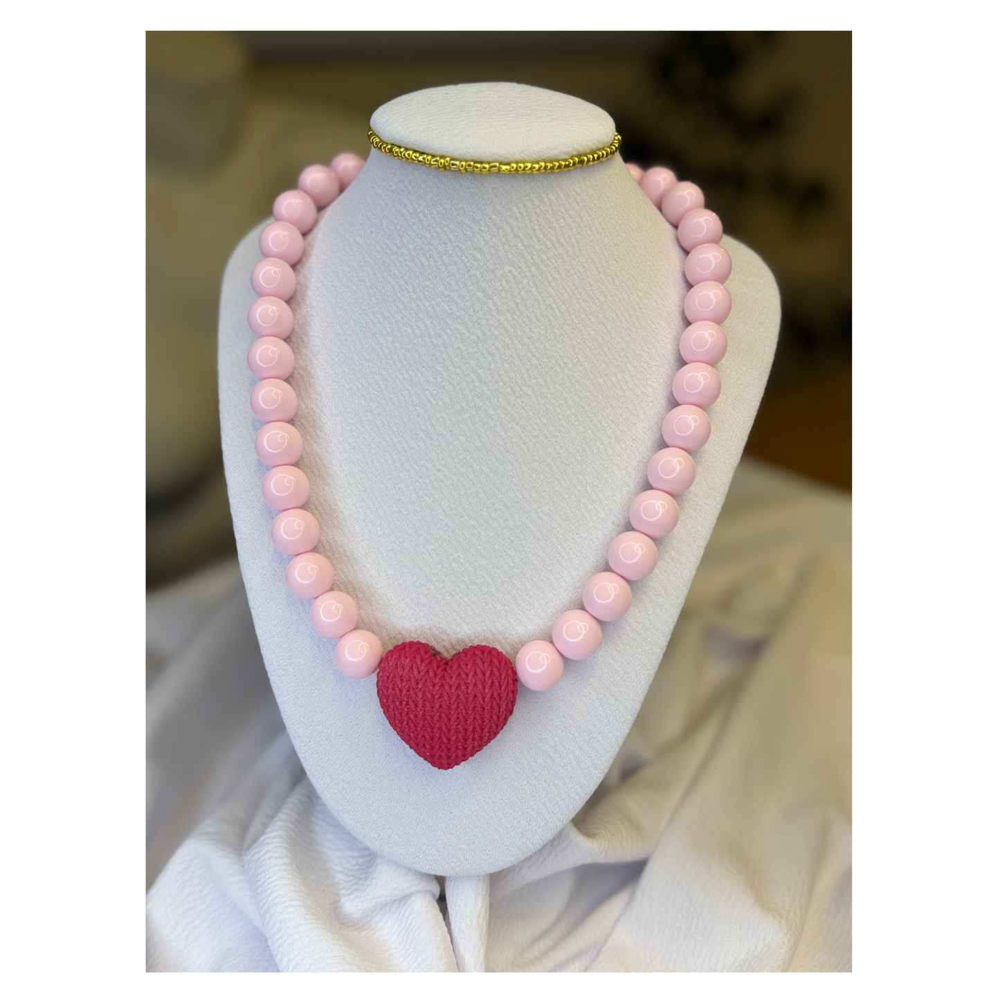 Collar Perla Chicle Rosado con Dije Corazón Magenta | Vana Chic