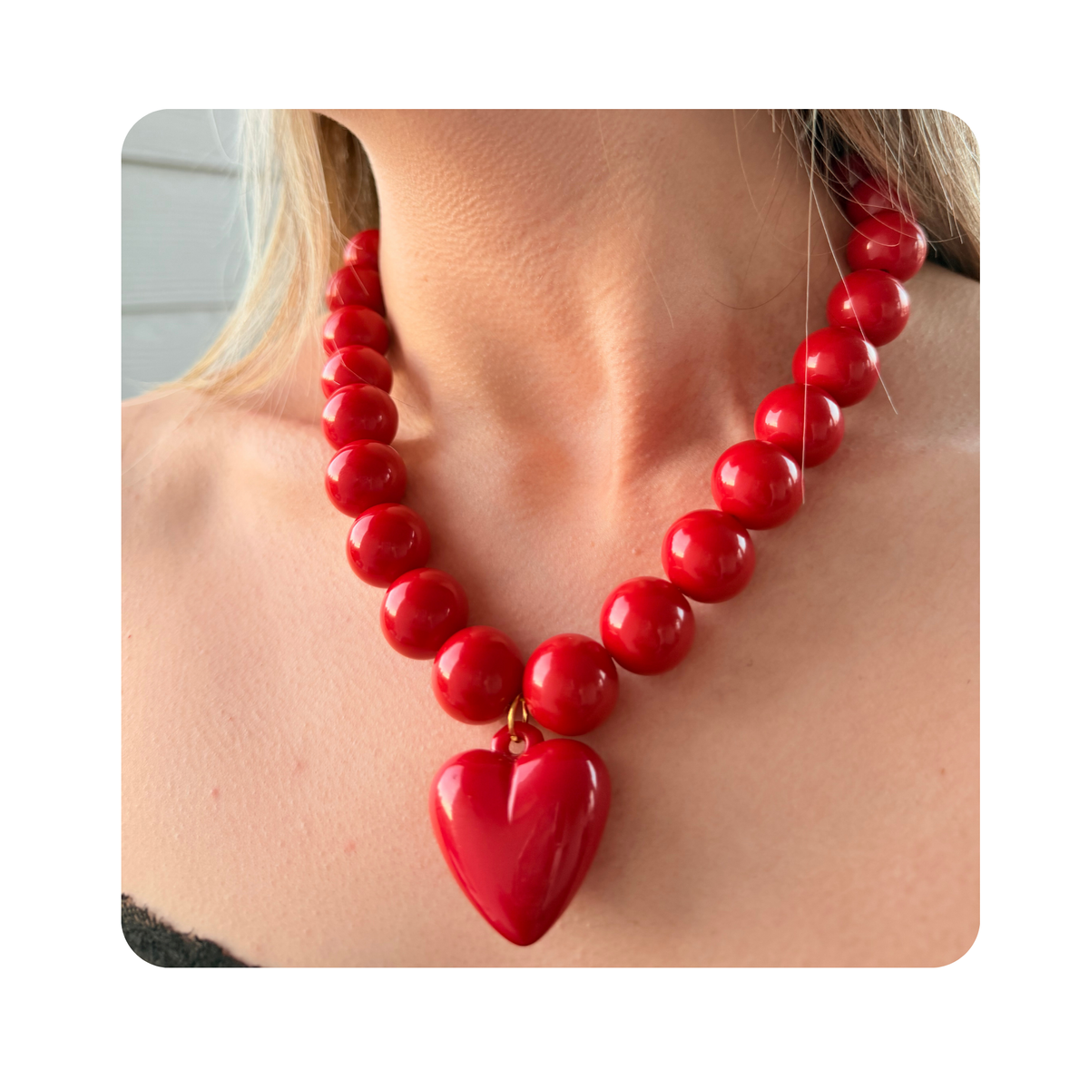 Collar de Perlas Acrílicas y dije corazón color rojo | Vana Chic
