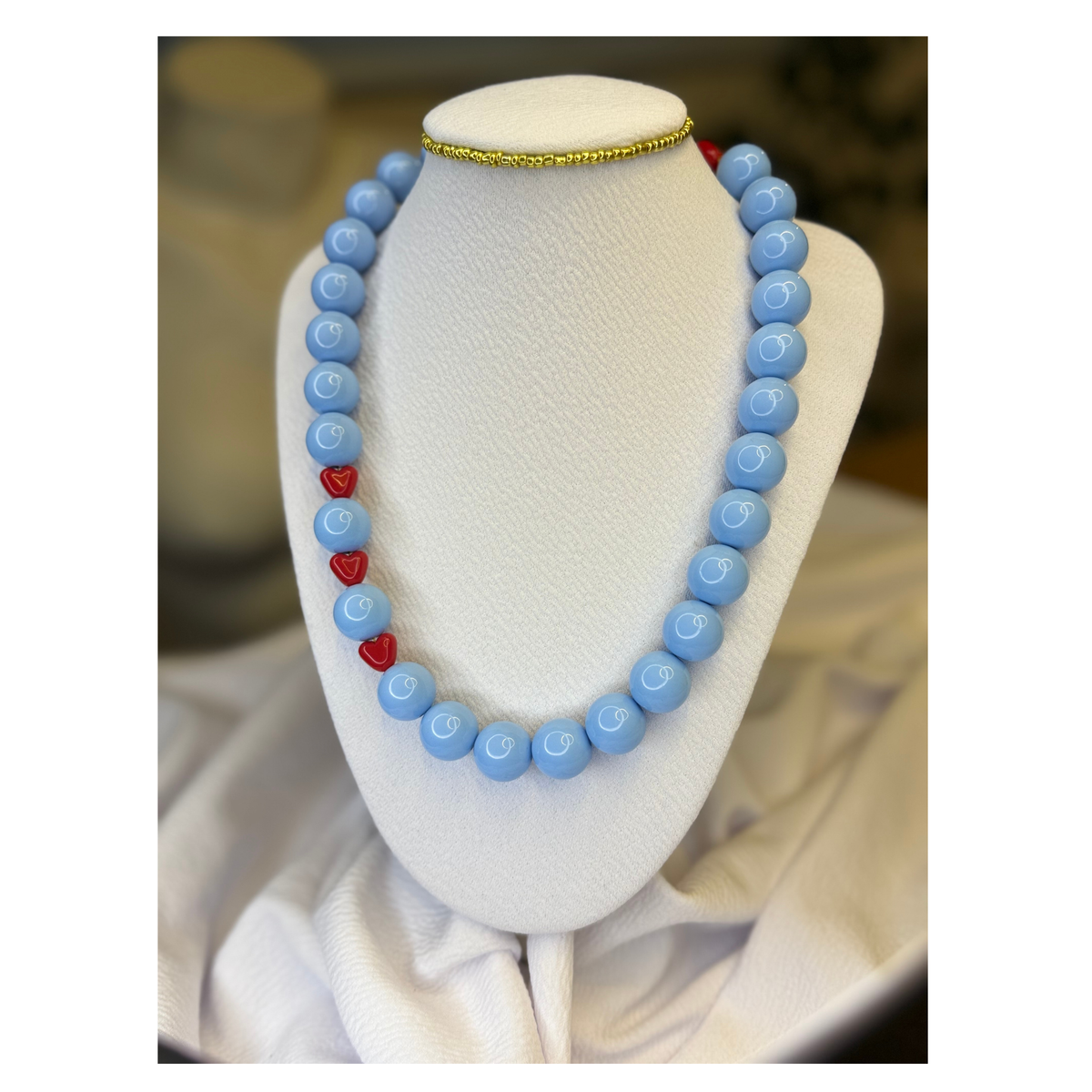 Collar Perla Chicle Celeste con Corazones Rojos | Vana Chic