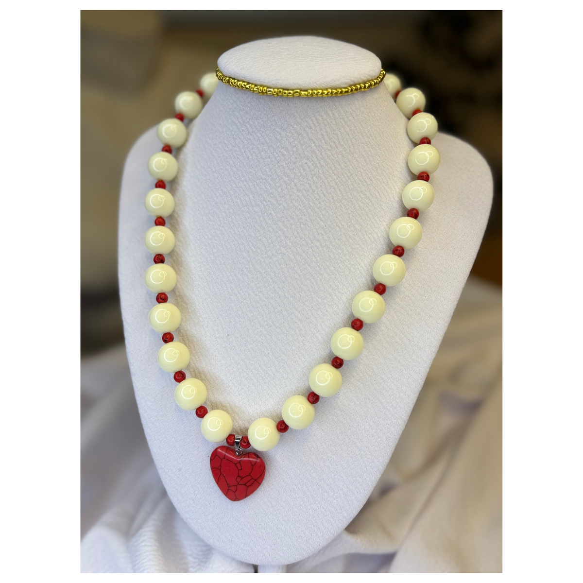 Collar Chicle con Dije de Corazón piedra Howlita.