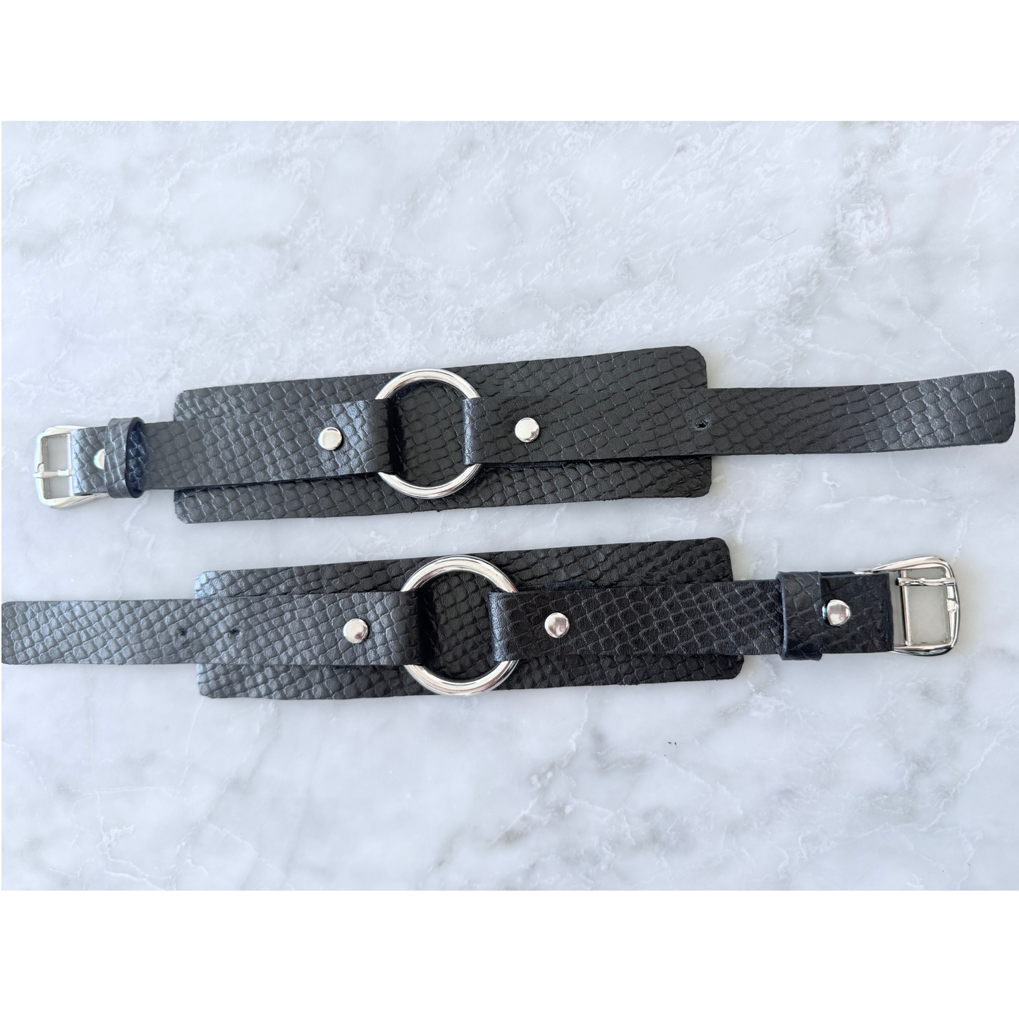 Pulsera de Cuero con Argolla Fortaleza I Vana