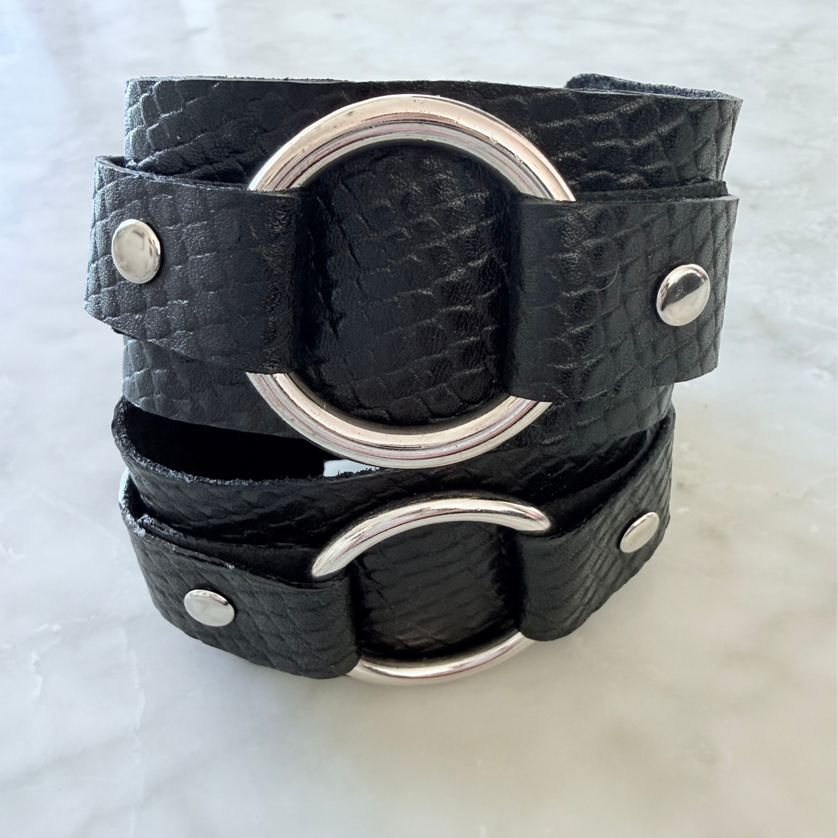 Pulsera de Cuero con Argolla Fortaleza I Vana