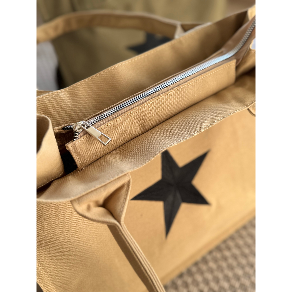 Tote Bag Café Claro Militar con estrella negra bordada 38x31 cm